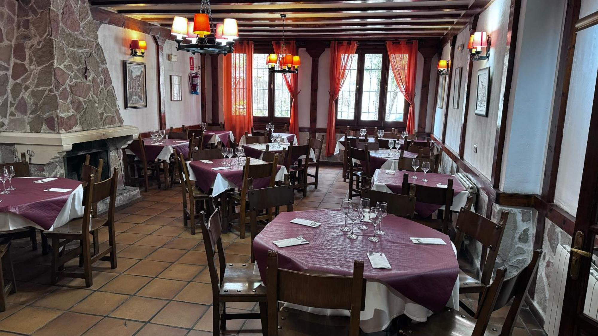 Hotel Restaurante Rio Cuervo Vega del Cadorno Exterior foto